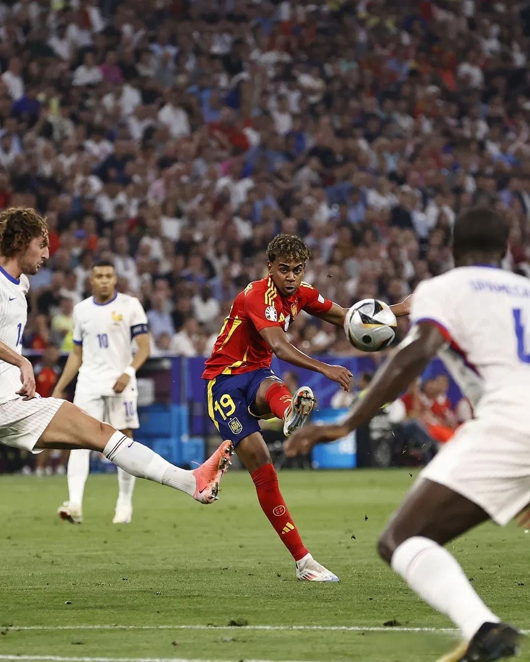 AYX- 梅西新赛季技艺秀让对手无奈让球迷至嗨 